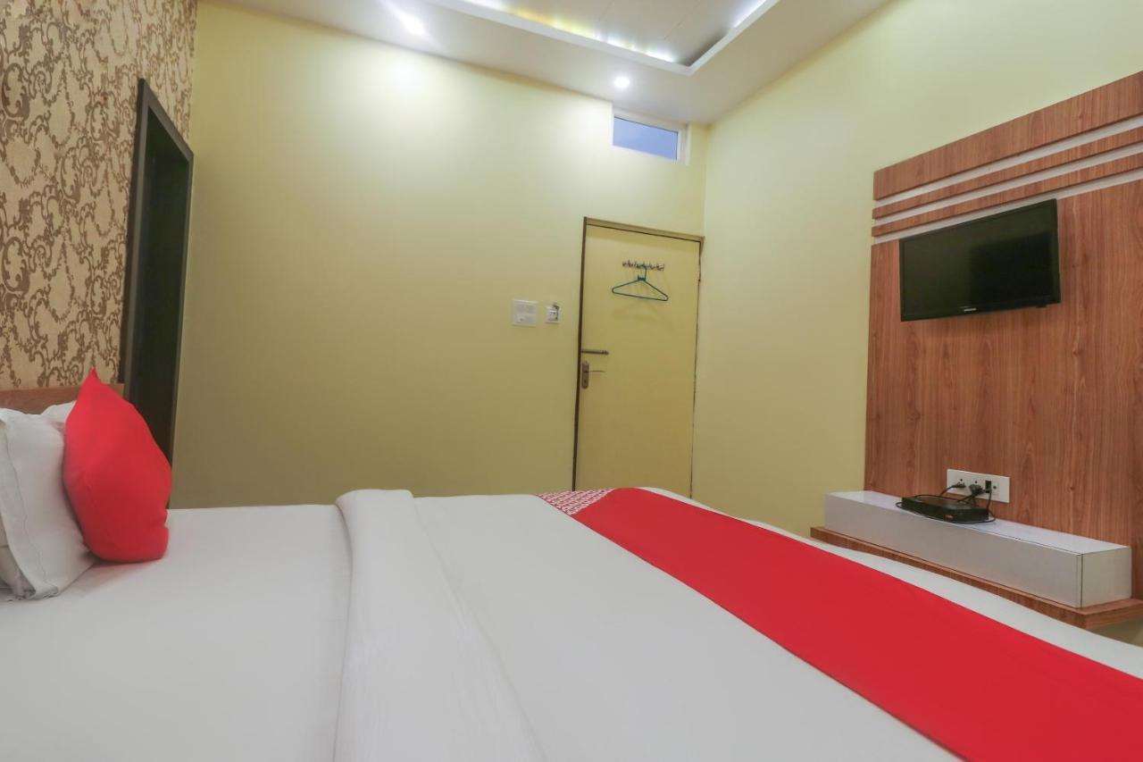 Oyo 60651 Hotel Arya Varanasi Bagian luar foto