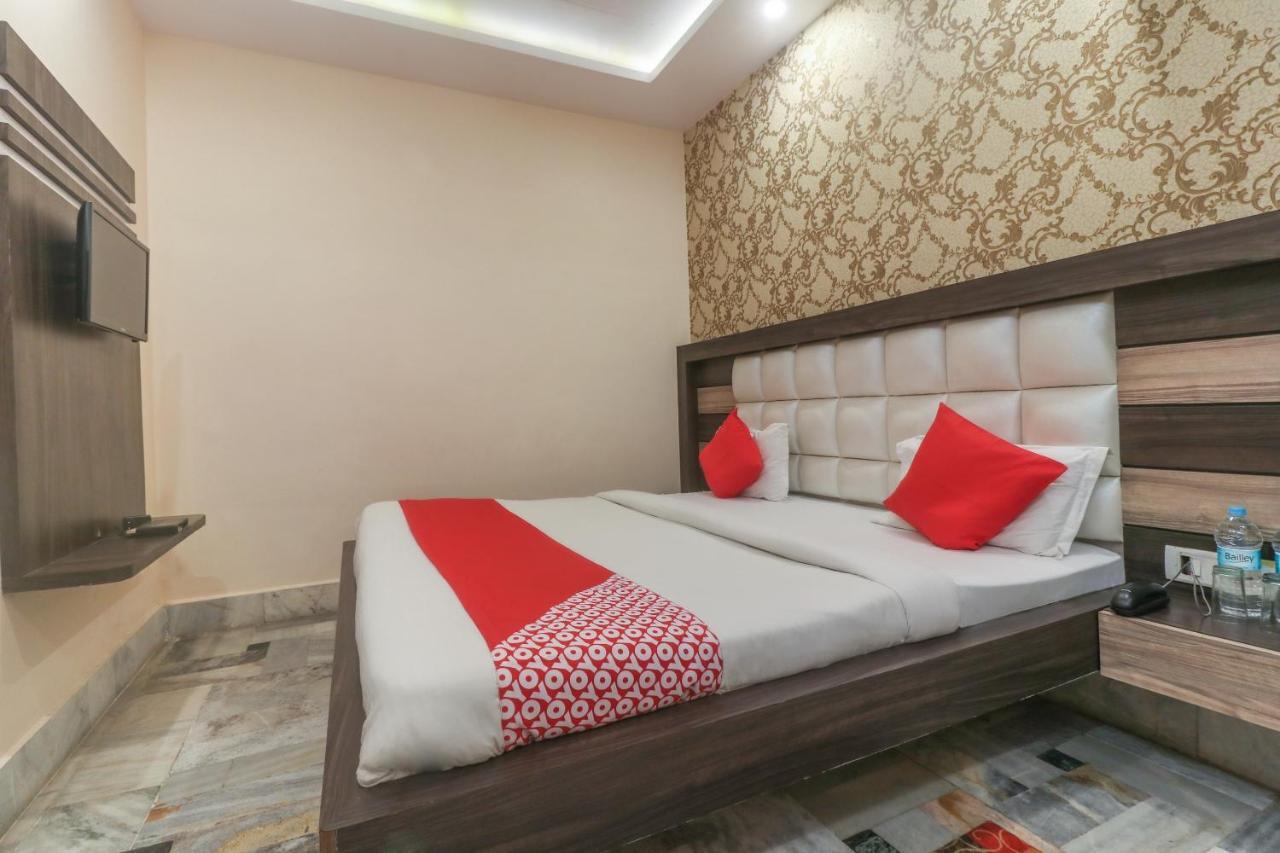Oyo 60651 Hotel Arya Varanasi Bagian luar foto