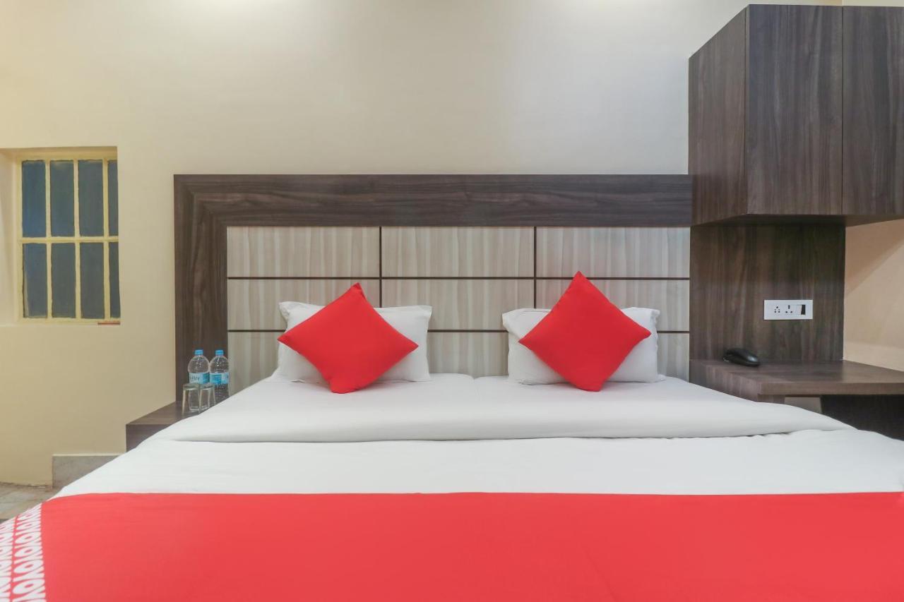 Oyo 60651 Hotel Arya Varanasi Bagian luar foto