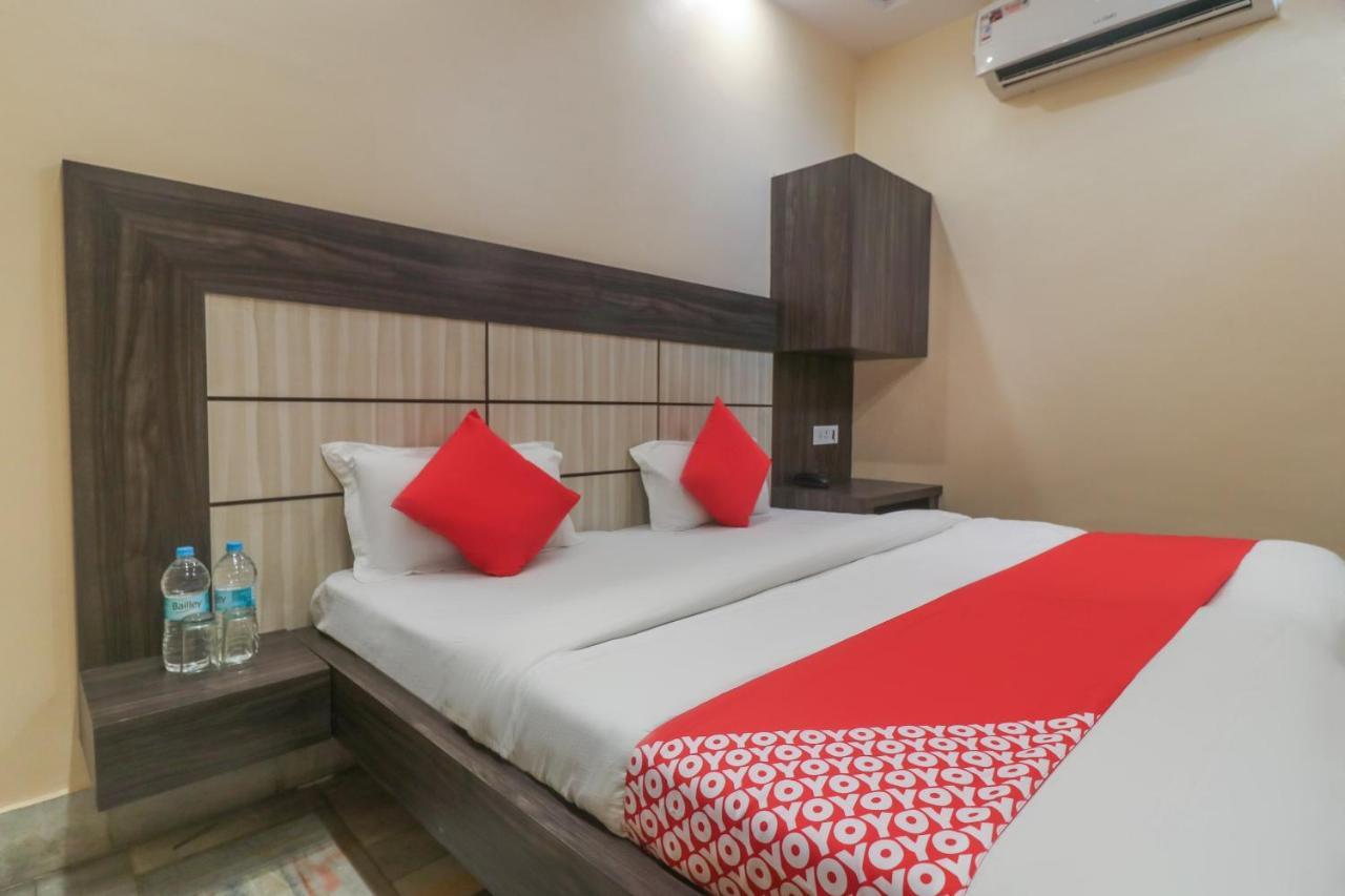 Oyo 60651 Hotel Arya Varanasi Bagian luar foto