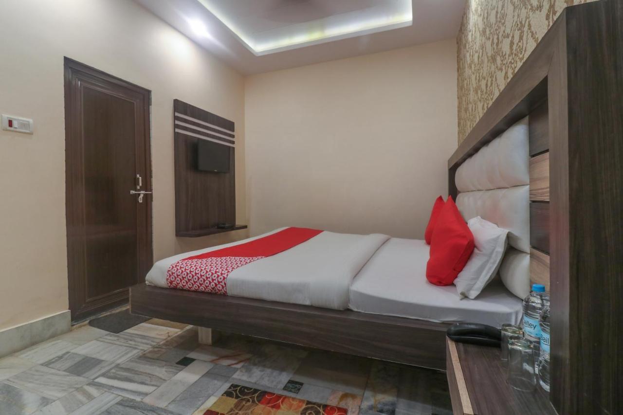 Oyo 60651 Hotel Arya Varanasi Bagian luar foto